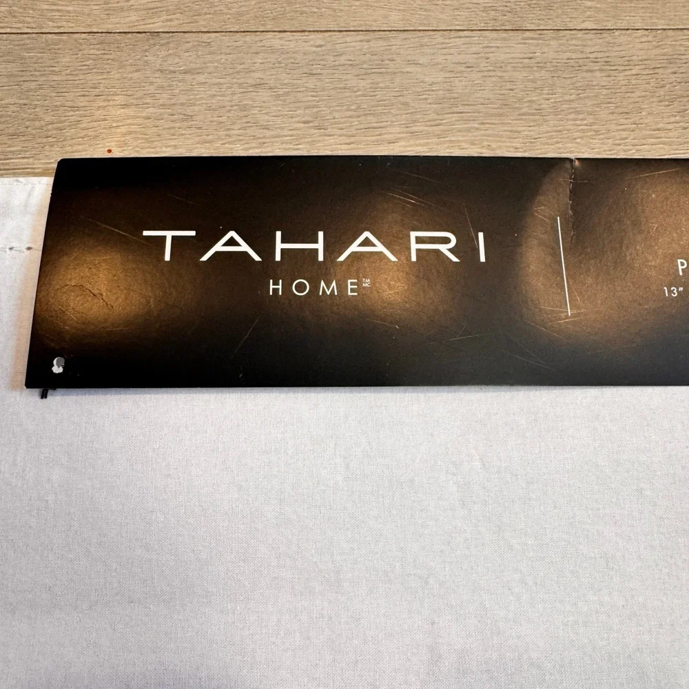 Tahari Home Set of 4 Placemats Light Gray Metallic Dining Table Decor 13 x 19 in